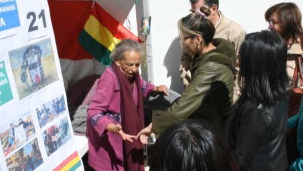 Amparo Carvajal permanece en vigilia en la parte posterior de la APDHB. Foto: Internet