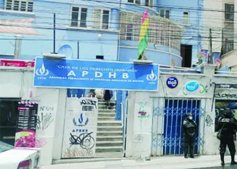 Puertas de la APDHB / Erbol
