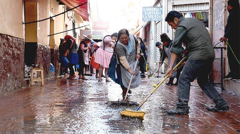 La limpieza de una de las calles del centro de Quillacollo, ayer. | GAMQ